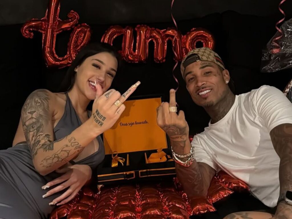 bia miranda e gato preto