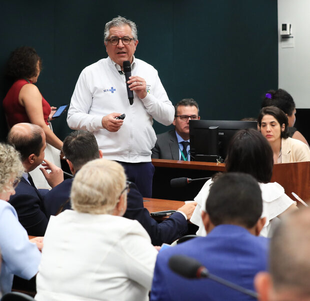 ministro alexandre padilha, na comissão de saúde da câmara.