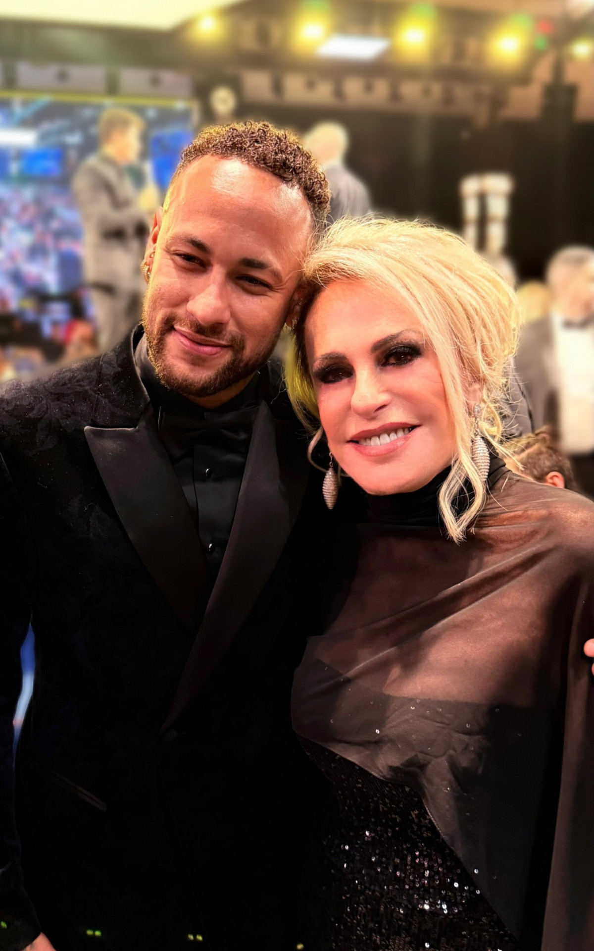 O jogador surpreende a apresentadora no leilão beneficente e pede uma vaguinha na mesa mais famosa das manhãs da TV brasileira!