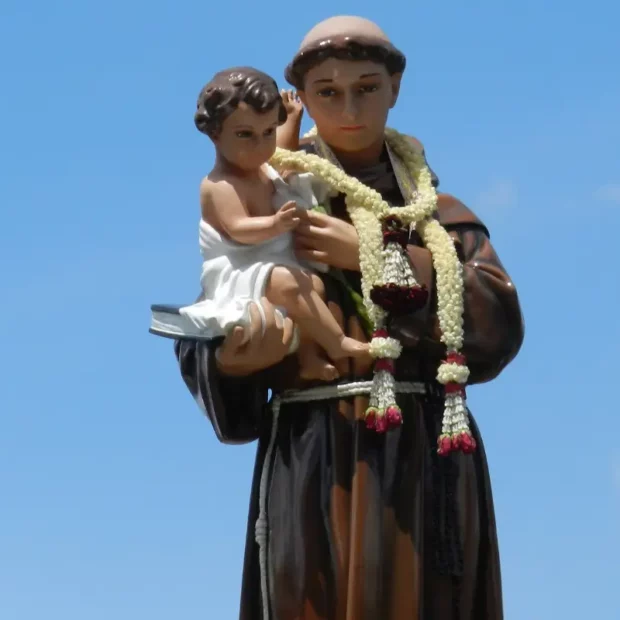 Sete simpatias poderosas, divertidas e cheias de charme para quem quer atrair um amor de respeito neste mês de Santo Antônio, com direito a romance digno de novela!