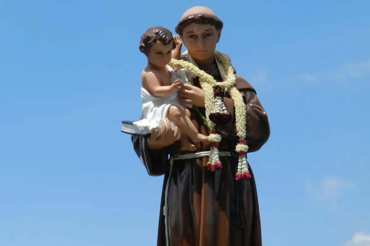Sete simpatias poderosas, divertidas e cheias de charme para quem quer atrair um amor de respeito neste mês de Santo Antônio, com direito a romance digno de novela!