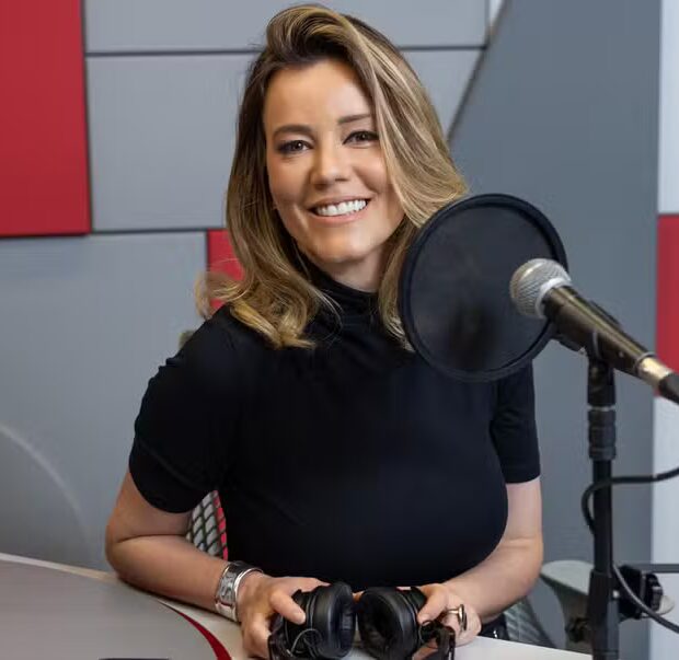 A jornalista foi atingida por uma peça de alumínio que se soltou de uma porta momentos antes de gravar seu podcast