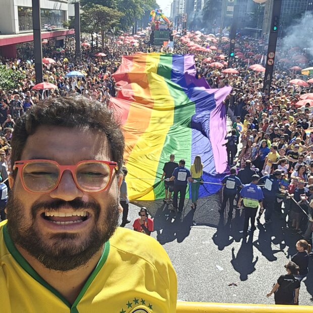 jornalista e assessor rick nobrega na parada do orgulho lgbtqia