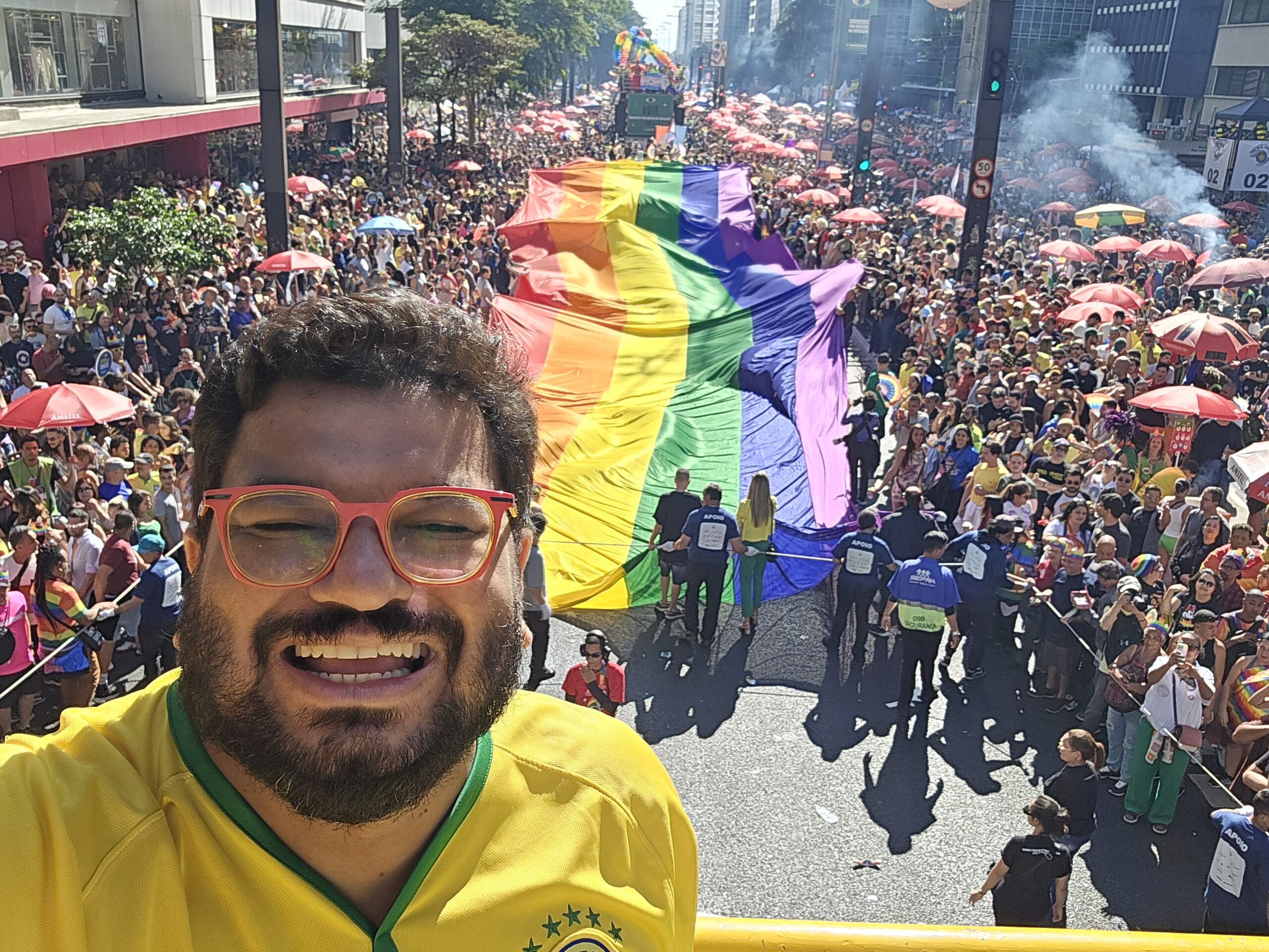 jornalista e assessor rick nobrega na parada do orgulho lgbtqia