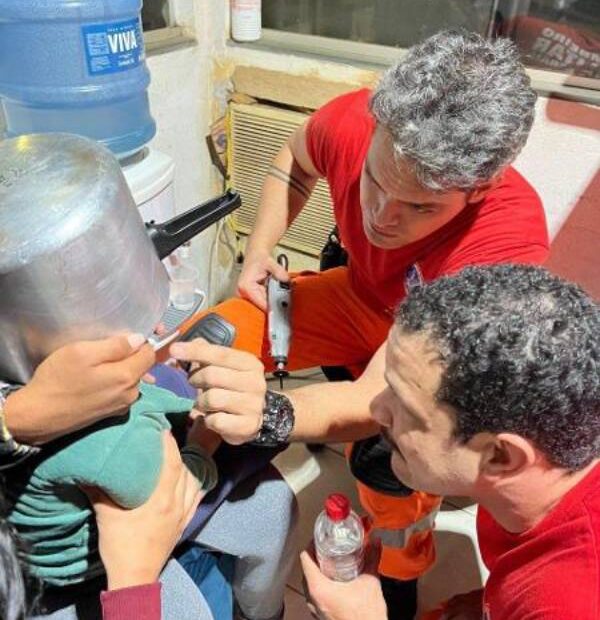 criança panela de pressão presa na cabeça (1)