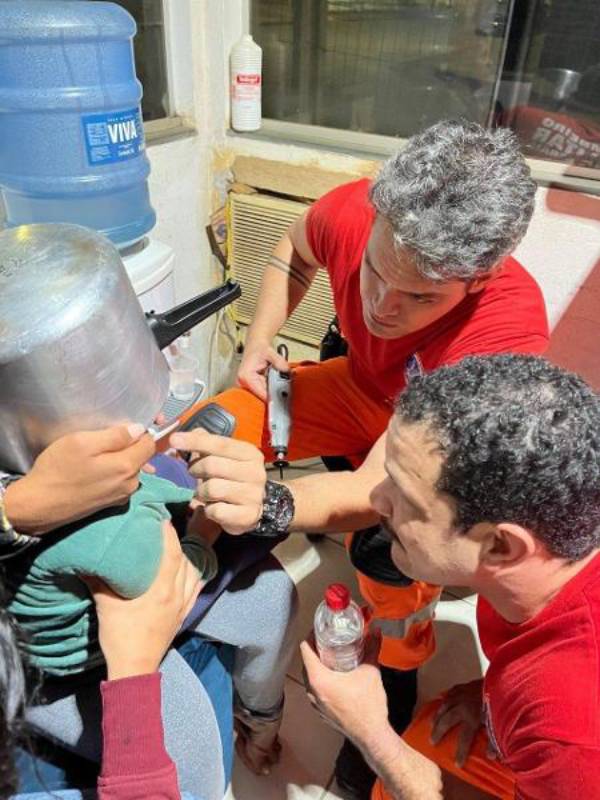criança panela de pressão presa na cabeça (1)