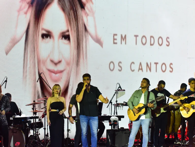 O céu brilhou mais forte na noite de quinta-feira (19/6), no Parque do Povo, quando a dupla sertaneja fez o público chorar com lembrança da eterna Rainha da Sofrência!