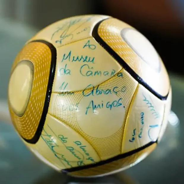 bola autografada por neymar