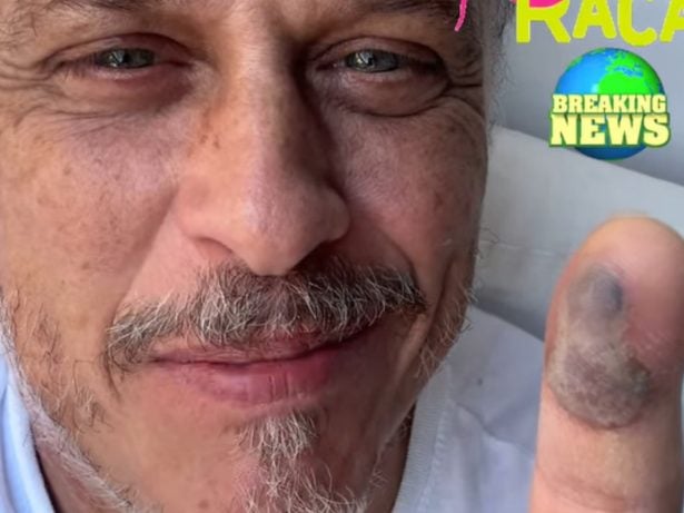 O ator segue em recuperação após susto com cobra na própria casa, no Rio, e garante: "Nem estou sentindo mais o dedo".