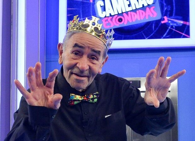 Humorista recebe homenagem no Programa Silvio Santos e diz que não pensa em aposentadoria: “A essência das Câmeras Escondidas continua viva!”