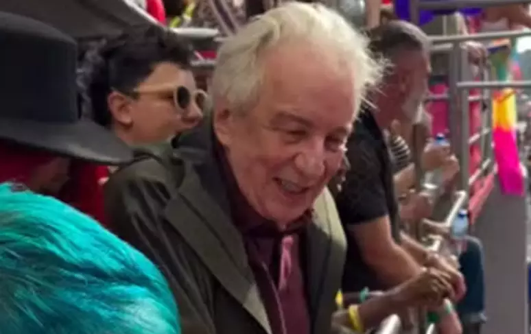 Aos 77 anos, ator quebra o silêncio, revela detalhes da vida pessoal e levanta multidão na Avenida Paulista!