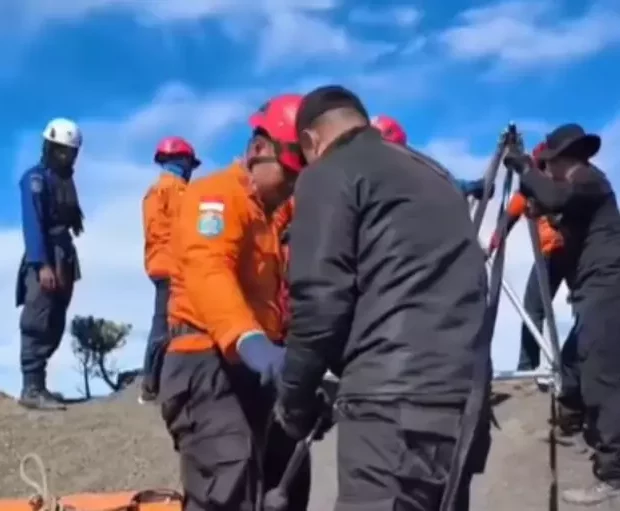 Brasileira segue desaparecida há mais de 70 horas em penhasco na Indonésia e equipe de socorristas enfrenta condições extremas!