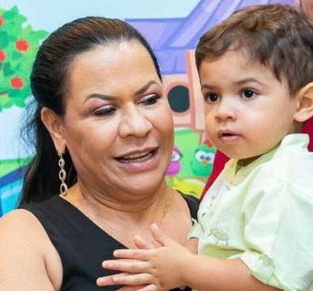 Mãe de Marília Mendonça recebe enxurrada de críticas após pedido de guarda unilateral feito por Murilo Huff. Seguidores questionam intenções e o papel da avó na criação do neto!