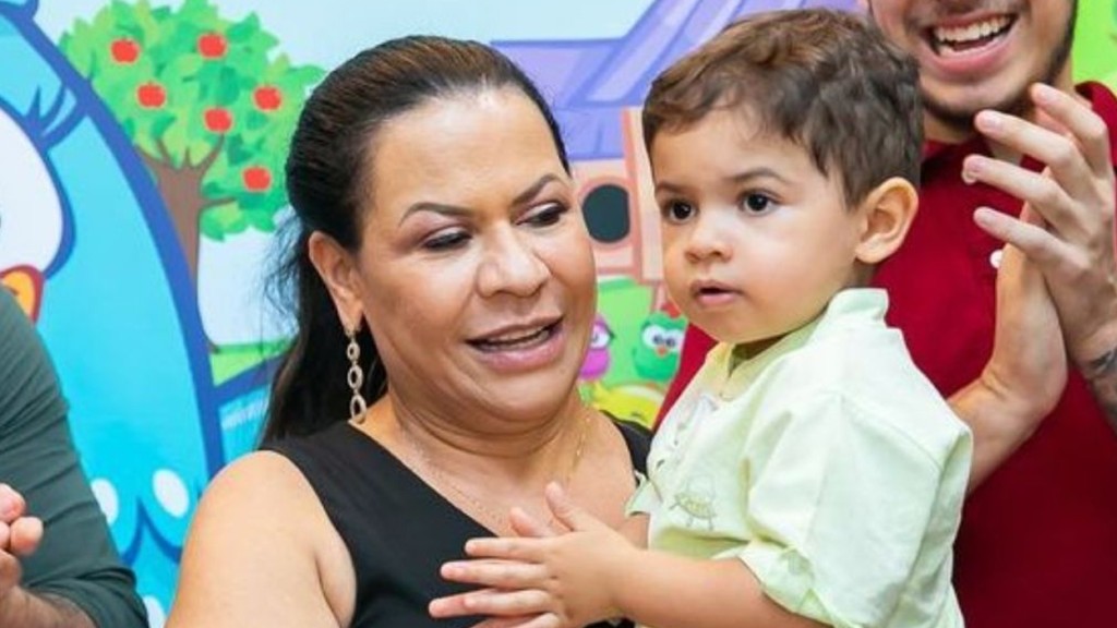 Mãe de Marília Mendonça recebe enxurrada de críticas após pedido de guarda unilateral feito por Murilo Huff. Seguidores questionam intenções e o papel da avó na criação do neto!