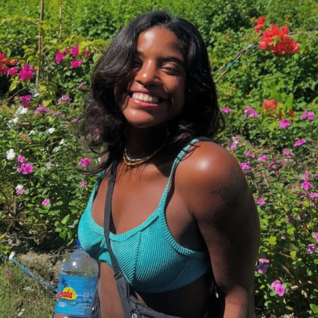 A jovem brasileira de 26 anos foi encontrada sem vida após quatro dias desaparecida em trilha na Indonésia; família e internautas prestam homenagens com mensagens de carinho e dor.