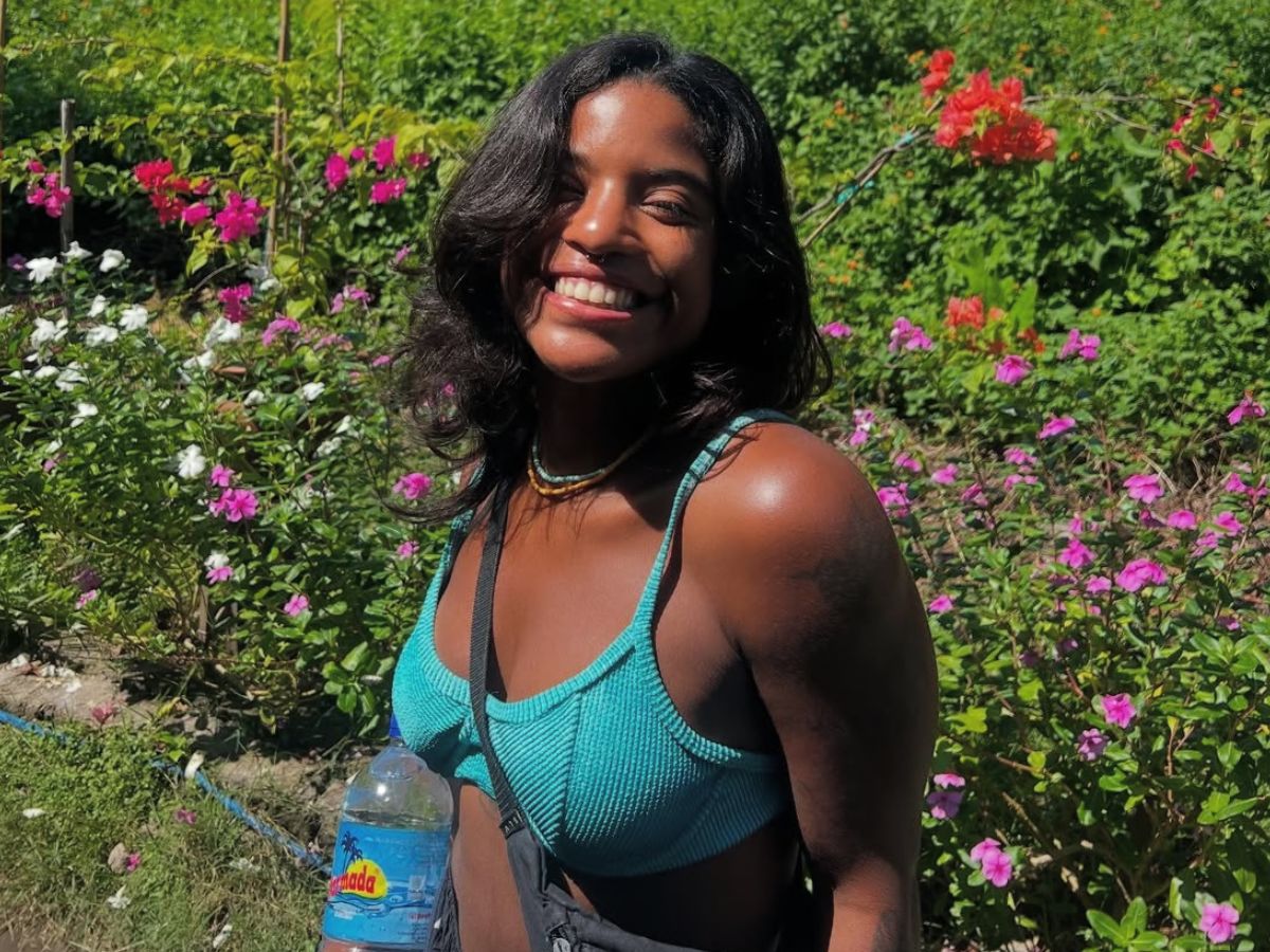 A jovem brasileira de 26 anos foi encontrada sem vida após quatro dias desaparecida em trilha na Indonésia; família e internautas prestam homenagens com mensagens de carinho e dor.