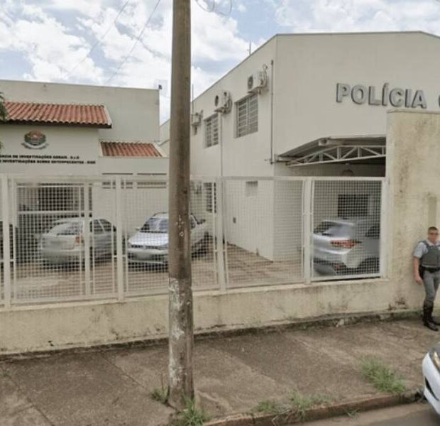mulher tenta atropelar jovem