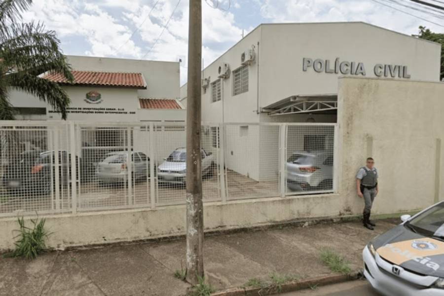 mulher tenta atropelar jovem