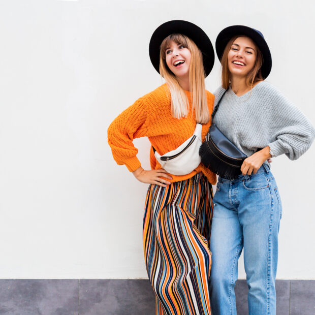 melhores amigas abracando duas meninas elegantes posando em branco