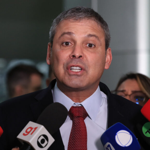 o líder do pt na câmara, lindbergh farias, durante coletiva (1)