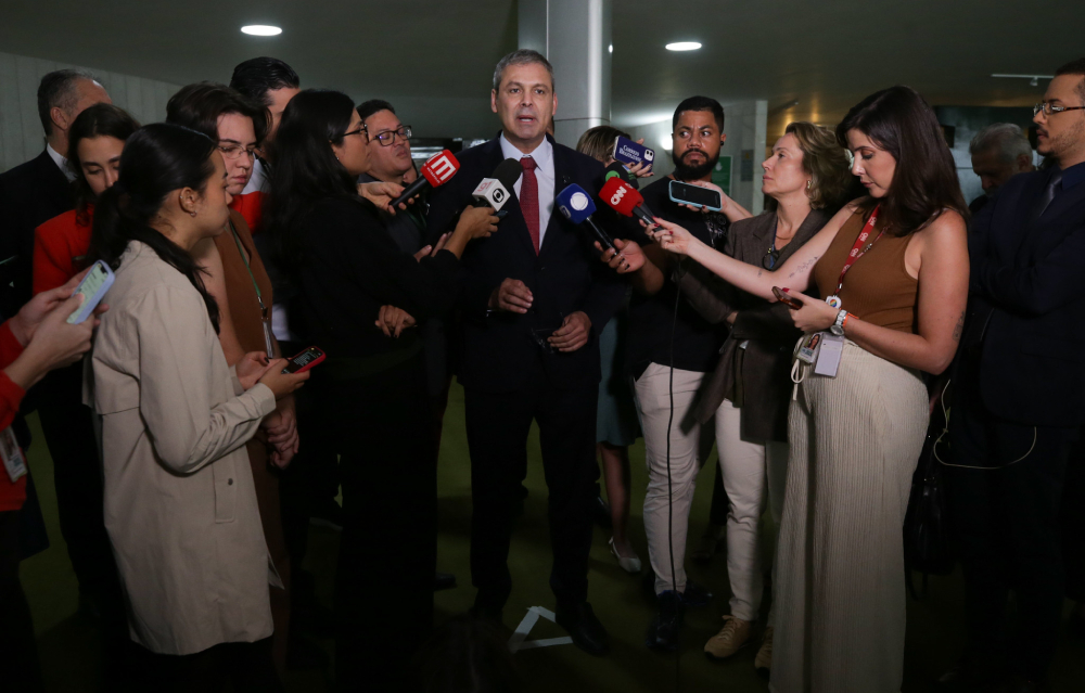 o líder do pt na câmara, lindbergh farias, durante coletiva (2)