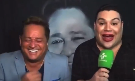 O cantor não segurou o riso ao ver o bocão brilhoso do jornalista em Sergipe e a internet fez o resto