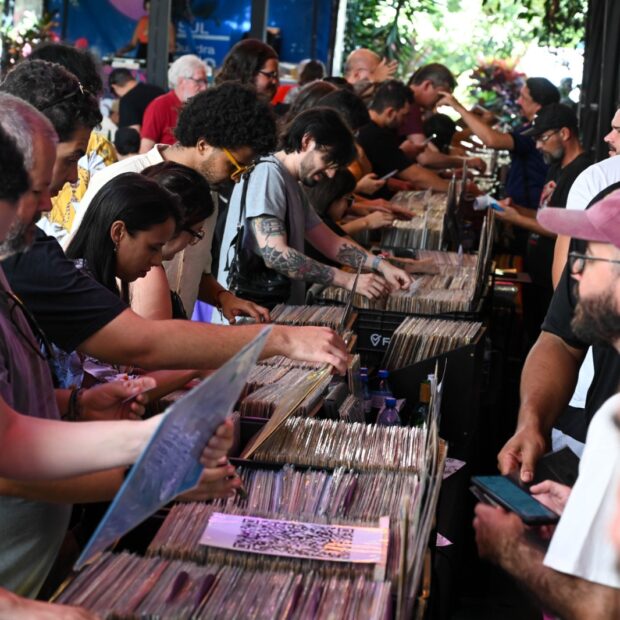tripicália feira de discos está entre os expositores do evento