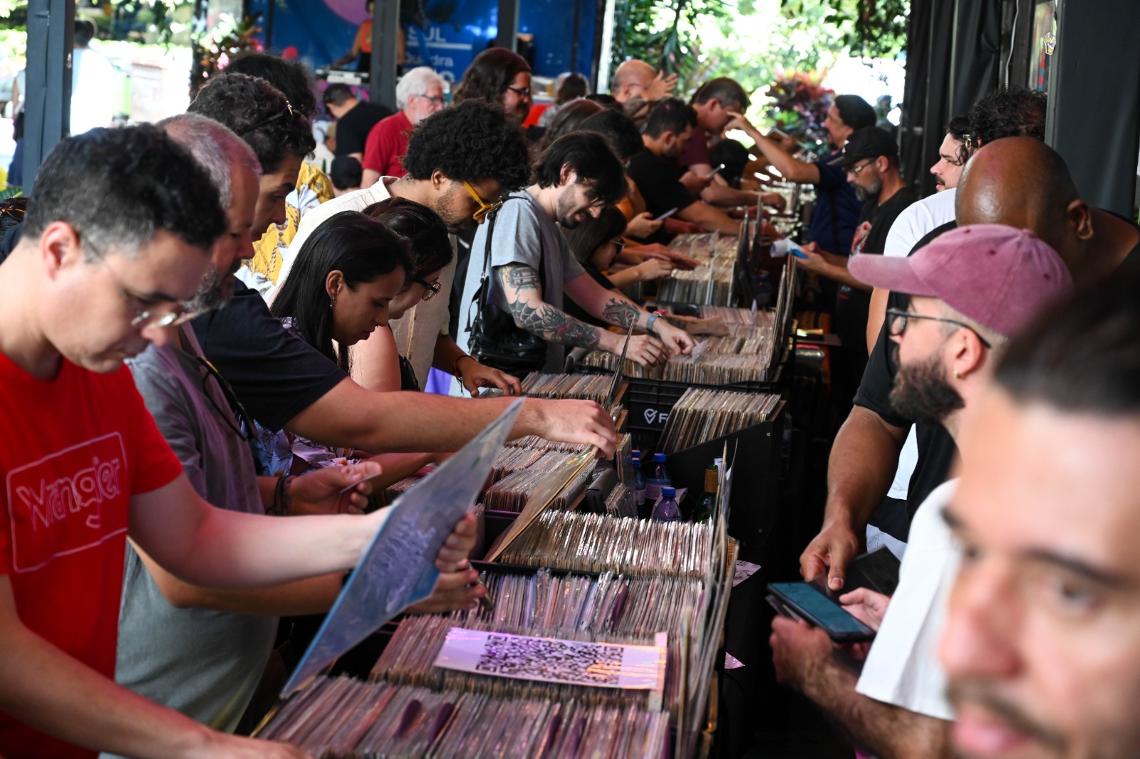 tripicália feira de discos está entre os expositores do evento