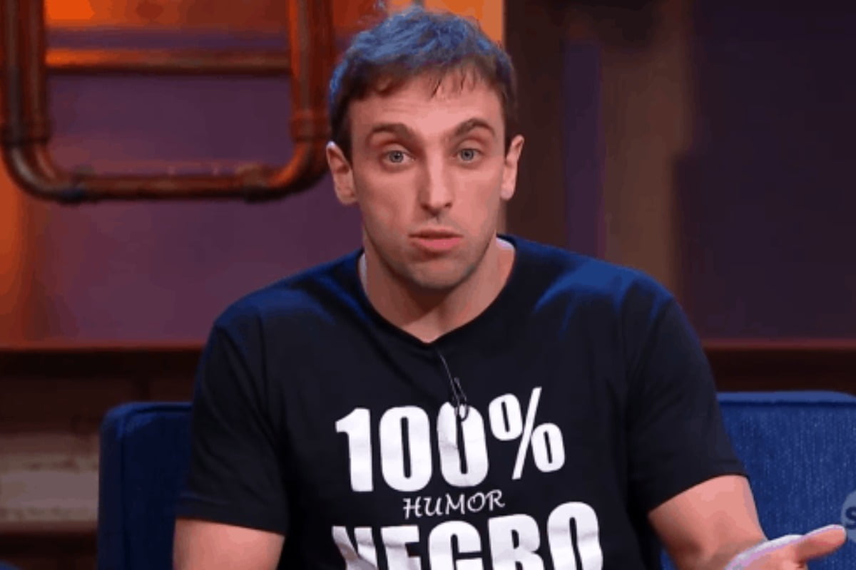 Condenado por discurso discriminatório, comediante volta aos palcos debochando da Justiça e de tudo o que deveria ser limite