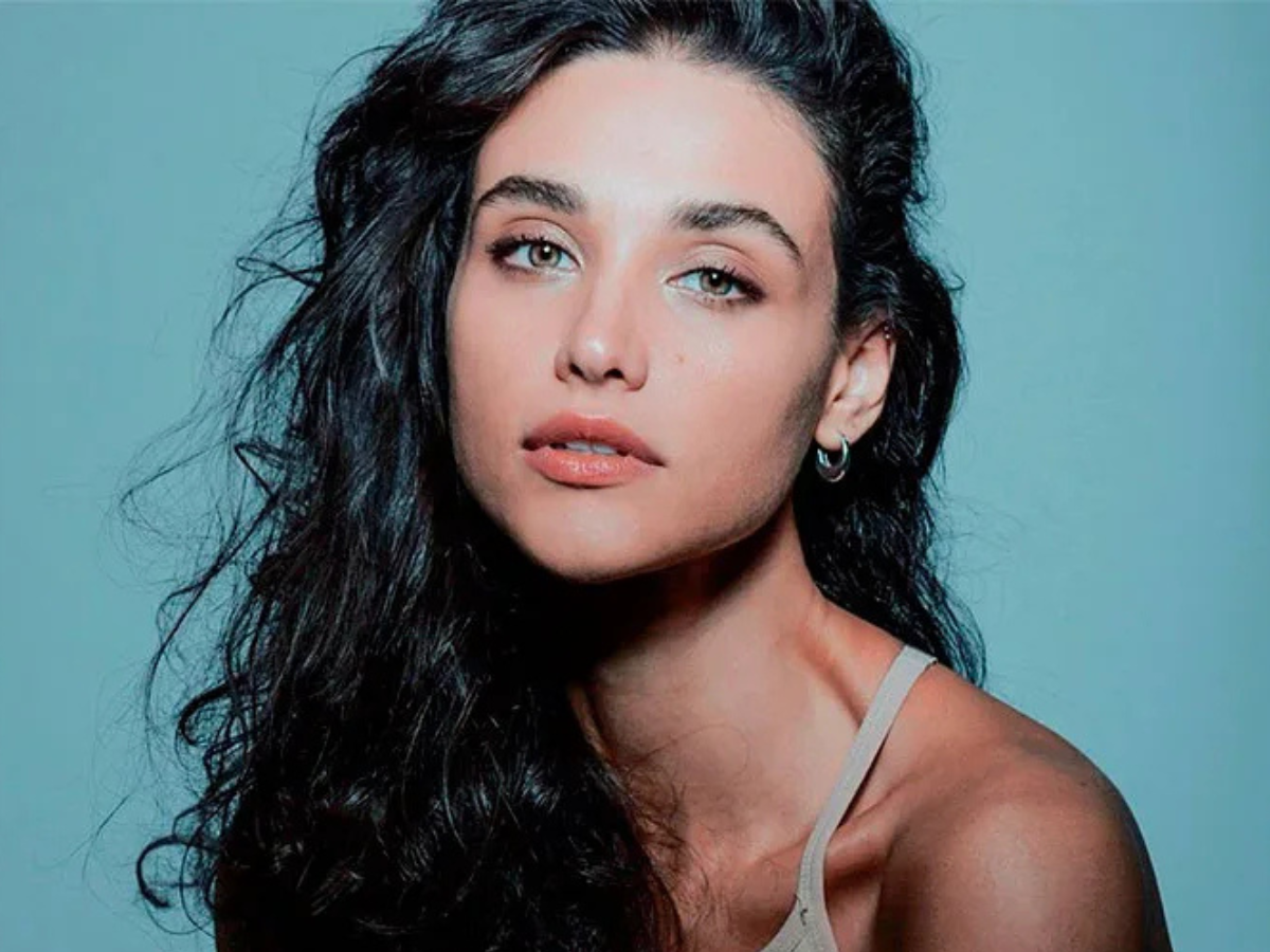 Em performance cheia de brilho e representatividade, atriz assume bissexualidade no Domingão e causa alvoroço nas redes!