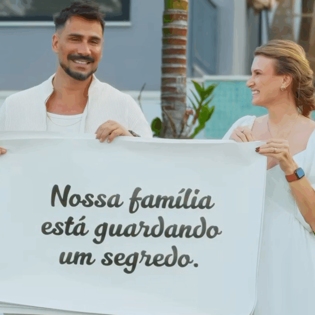 Depois de 11 anos longe da dramaturgia, ator pega fãs de surpresa com vídeo ao lado da esposa e não é exatamente o que você está pensando!