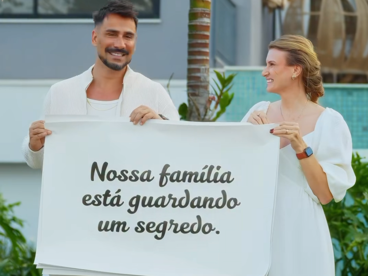 Depois de 11 anos longe da dramaturgia, ator pega fãs de surpresa com vídeo ao lado da esposa e não é exatamente o que você está pensando!