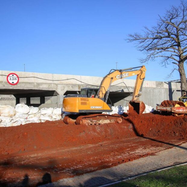 nível do guaíba sobe, e porto alegre começa a fechar comportas