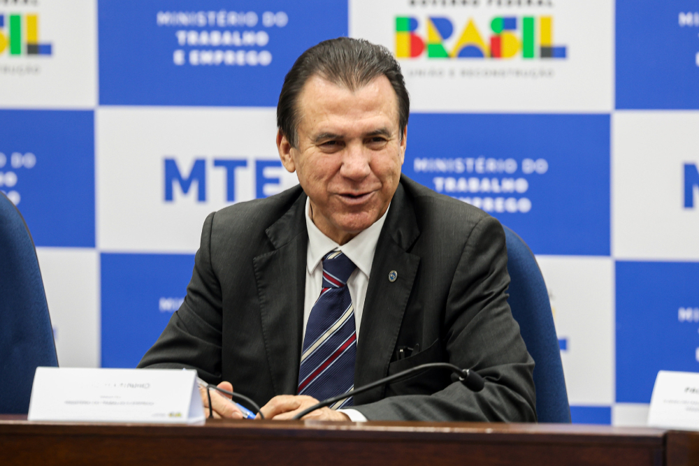 ministro luiz marinho, divulga os dados do novo caged.