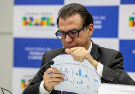 ministro luiz marinho, divulga os dados do novo caged. (1)