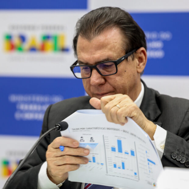 ministro luiz marinho, divulga os dados do novo caged. (1)