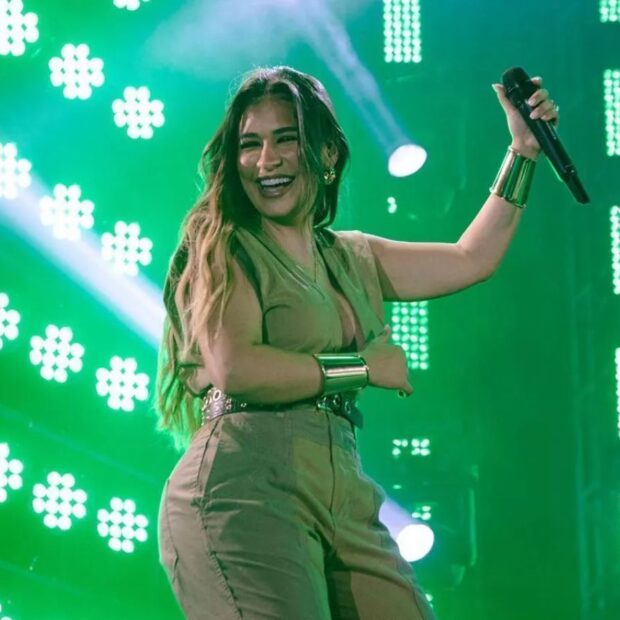 Cantora foi surpreendida por fãs atrevidos que presentearam o maridão Kaká Diniz com lingerie temática e ainda entupiram a diva de marmitas e mimos em show no Ceará!