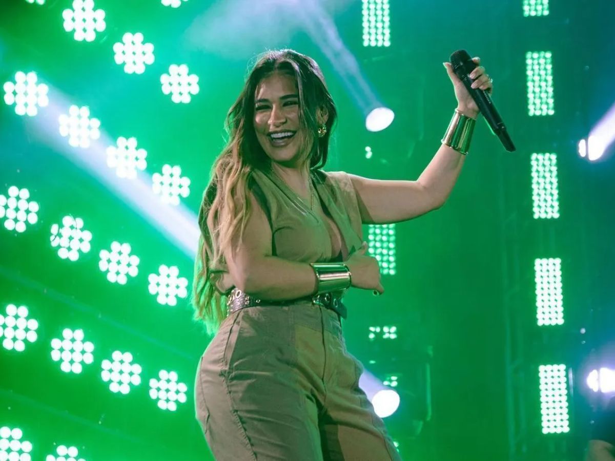 Cantora foi surpreendida por fãs atrevidos que presentearam o maridão Kaká Diniz com lingerie temática e ainda entupiram a diva de marmitas e mimos em show no Ceará!