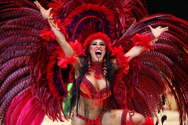 Cunhã-poranga dá show de beleza, transformação e emoção no Festival de Parintins, e prova que é a verdadeira rainha do Boi da galera!