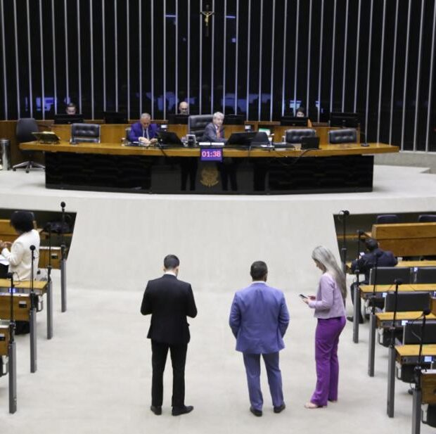 discussão e votação de propostas legislativas.(1)