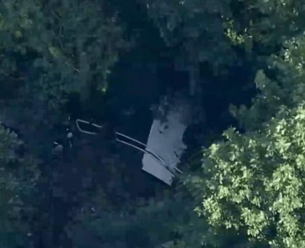 avião de pequeno porte sai da pista e cai com ao menos 15 a bordo nos eua