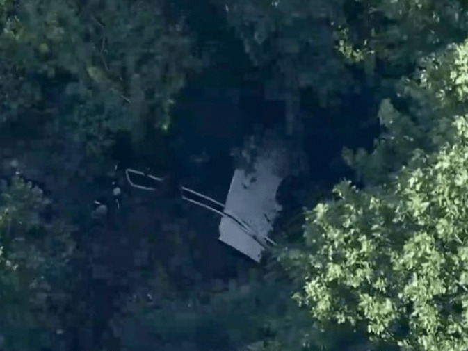 avião de pequeno porte sai da pista e cai com ao menos 15 a bordo nos eua