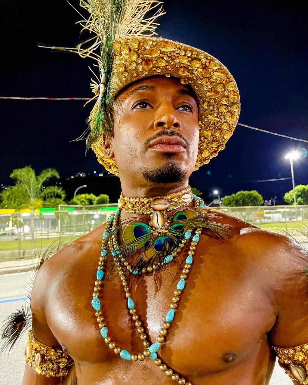 Após brilhar em dose dupla no último Carnaval, o bonitão de Madureira garante: “Quero ser campeão e honrar minha ancestralidade”