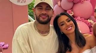 Atacante foi liberado pelo Santos e acompanha o momento íntimo ao lado da influenciadora no Hospital São Luiz Star