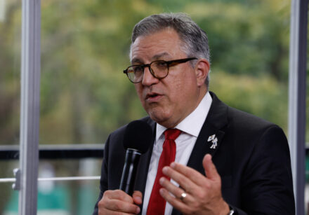 ministro padilha concede entrevista no brics (rj).