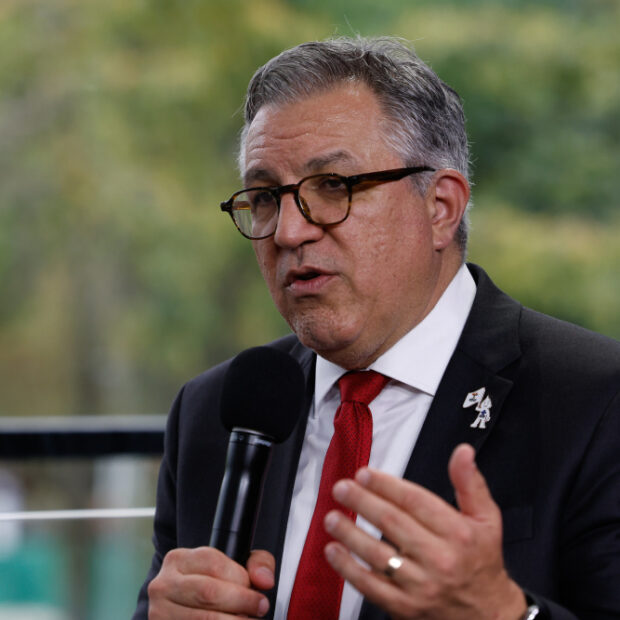 ministro padilha concede entrevista no brics (rj).