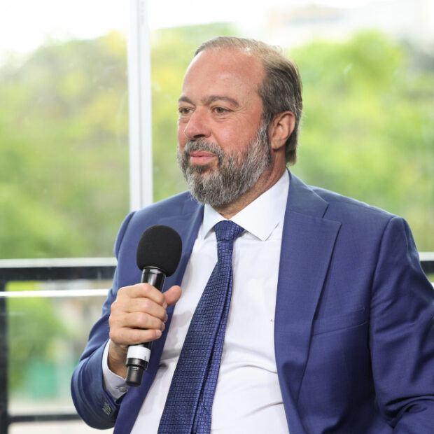 ministro alexandre silveira concede entrevista no brics