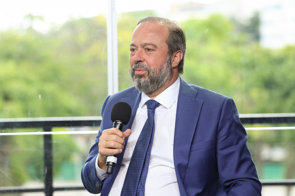 ministro alexandre silveira concede entrevista no brics