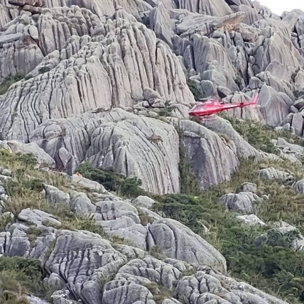 grupo é resgatado de helicóptero em trilha no parque do itatiaia