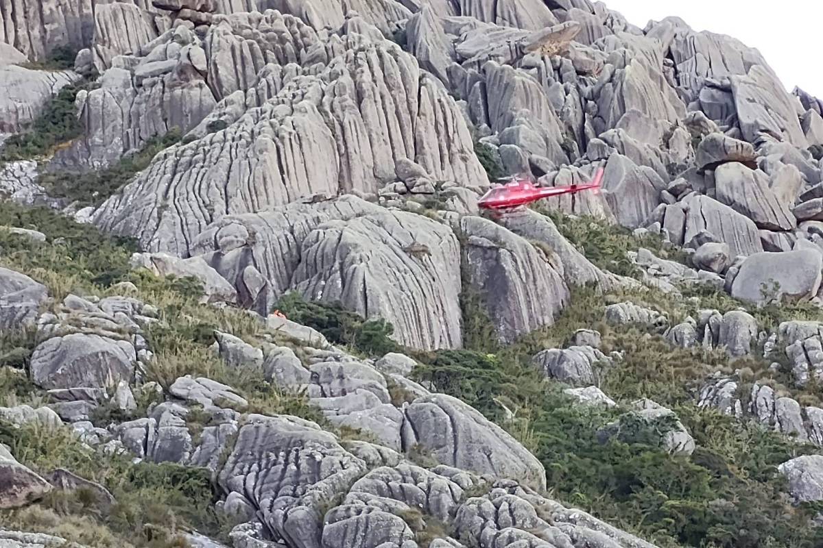 grupo é resgatado de helicóptero em trilha no parque do itatiaia